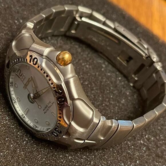 ✓✓ Available 💵💵 240USD 💠Seiko Kinetic - 5J22-0A60  Seiko Kenetic auto relay style #5J22-0A50 with white dial & luminescent markers.